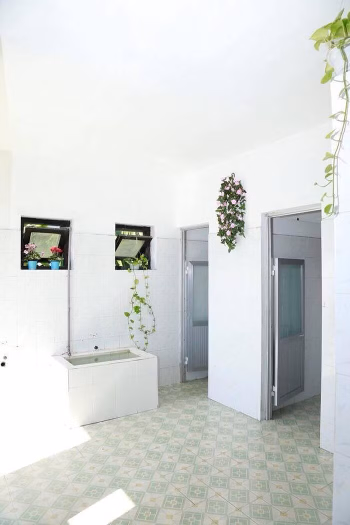 Nhà vệ sinh với không gian xanh mát do được trang trí nhiều hoa giả, hoa thật và các bồn cây xanh tạo nên sự tươi mát, hài hòa