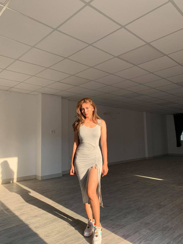 Cô nàng rất mê giày nên mỗi lần diện bất cứ đồ gì cô đều kết hợp với sneaker một cách rất tinh tế, đẹp mắt. Mời quý độc giả đón xem thêm video: “Soái ca” dốc hết tiền mua giày tặng bạn gái - Nguồn: KÊNH VTC1