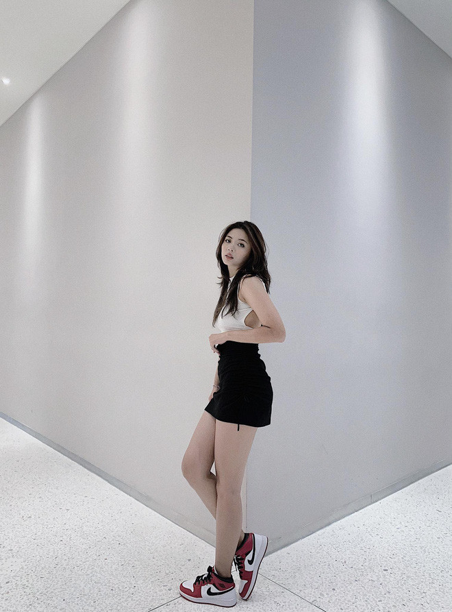 Chủ nhân những bức hình còn gây ấn tượng khi sở hữu thân hình 3 vòng gợi cảm, gương mặt xinh xắn, phong cách thời trang thời thượng, cá tính.