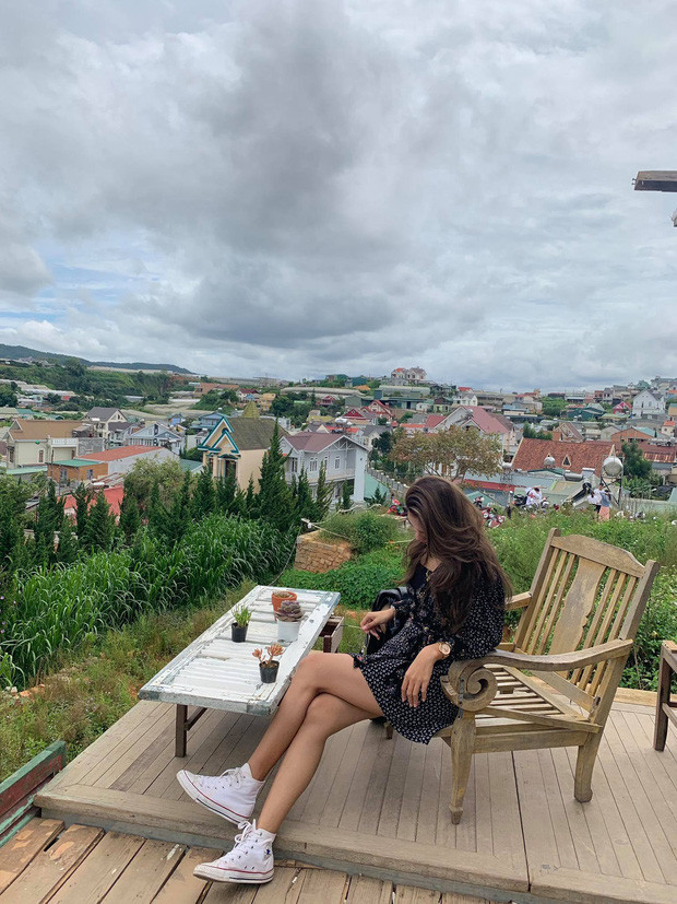 Theo như cô nàng chia sẻ, khi những hình ảnh của cô nhận được nhiều lời khen như vậy, bạn trai cô đã "quạu" nhẹ trách cô nàng đăng ảnh lên group làm gì.