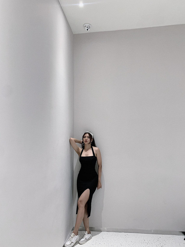 Xinh đẹp, nóng bỏng nên Thuận Thiên nhận về không ít lời khen ngợi. Bên cạnh đó, cô nàng cũng nhận được không ít bình luận khiếm nhã từ các bạn nam trong group.