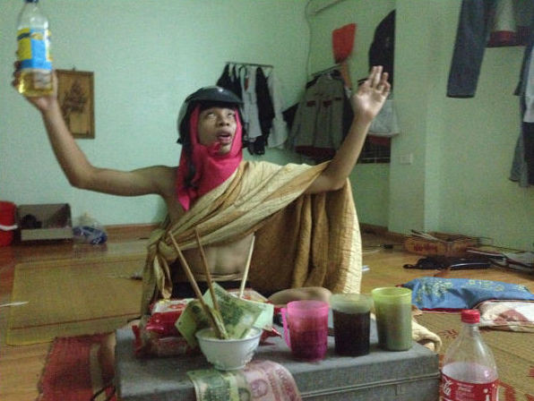 Lễ cầu mưa trung thu vô cùng hài hước của một anh chàng F.A với trà đá nhân trần.