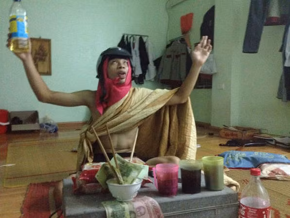 Lễ cầu mưa trung thu vô cùng hài hước của một anh chàng F.A với trà đá nhân trần.