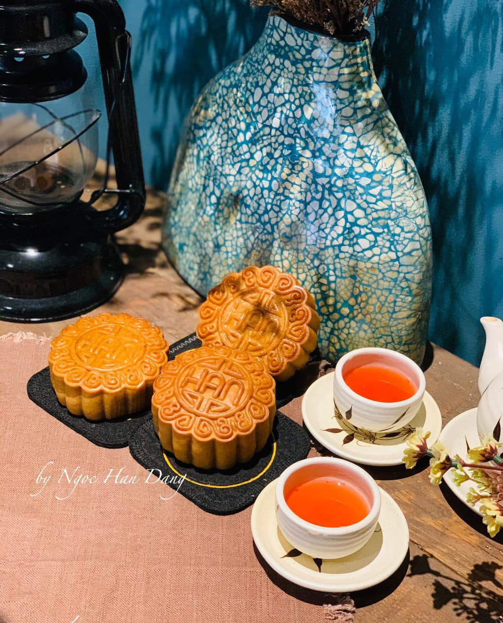 Nguyên liệu để tạo nên một chiếc bánh Trung thu handmade khá đơn giản cũng chỉ bao gồm bột mì, bơ, nước đường, dầu ăn,... nên rất tiện lợi cho nhiều người trổ tài tại gia.