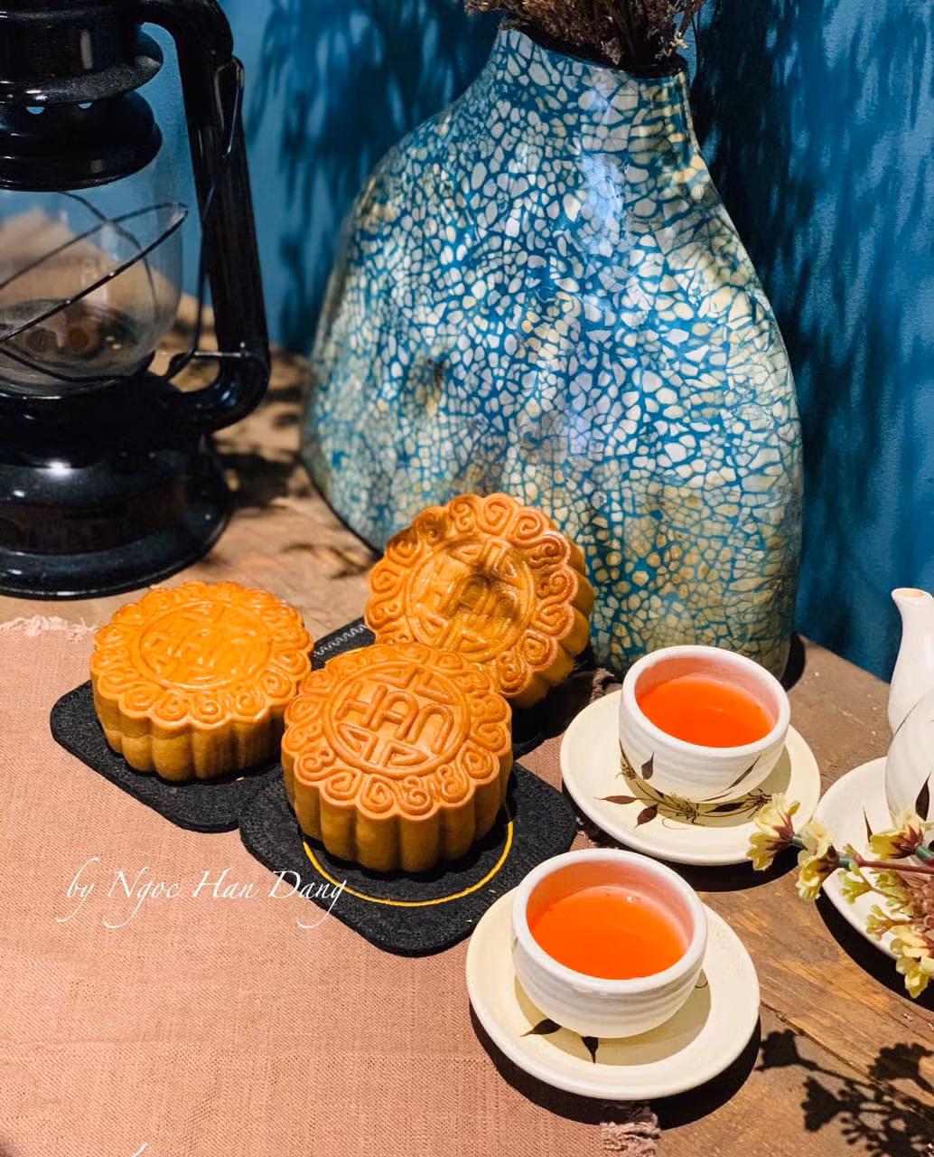 Nguyên liệu để tạo nên một chiếc bánh Trung thu handmade khá đơn giản cũng chỉ bao gồm bột mì, bơ, nước đường, dầu ăn,... nên rất tiện lợi cho nhiều người trổ tài tại gia.