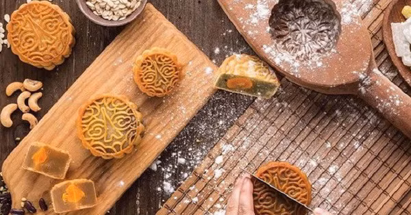 Các loại bánh Trung thu handmade với hình thù lạ mắt, độc đáo được rao bán công khai trên mạng xã hội.