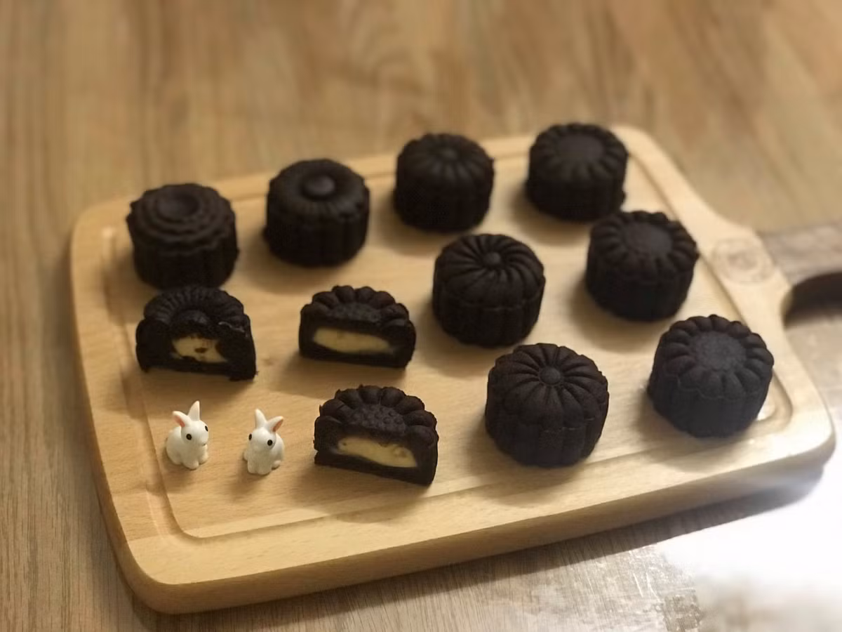 Ngoài ra, có những chị em hội "yêu bếp" còn làm bánh Trung thu phô mai socola hay khoai môn cũng đáng chú ý.