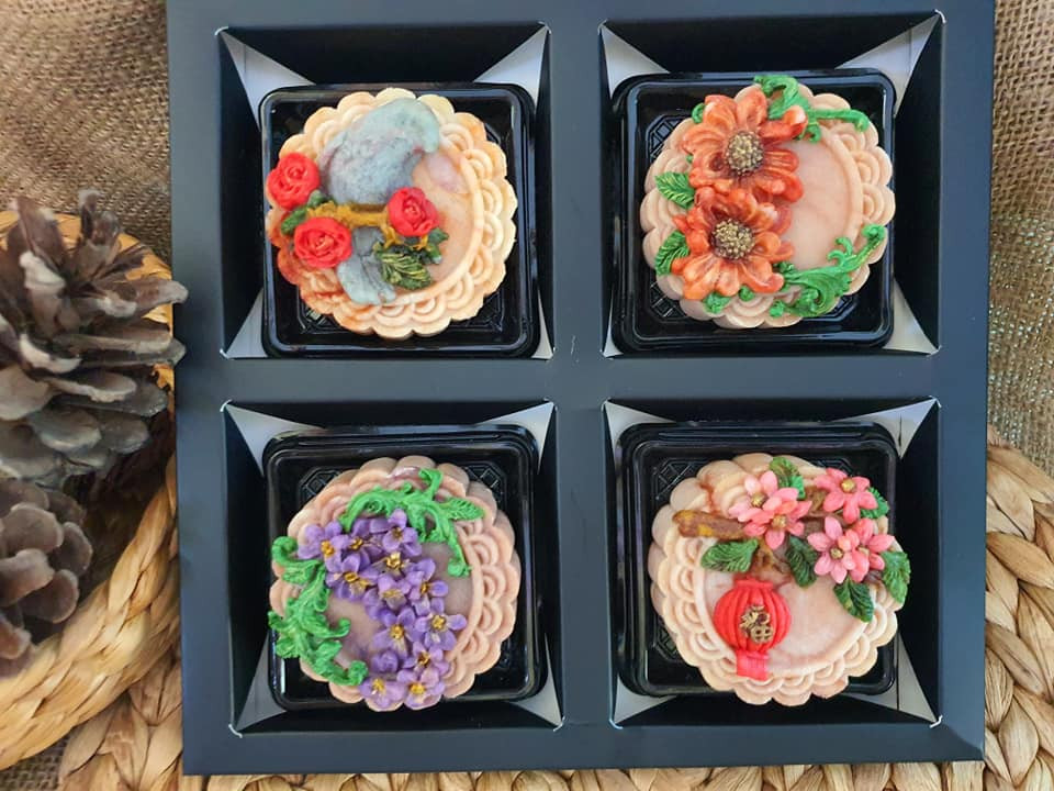 Bánh Trung thu hiện đại này là sản phẩm của tài khoản Facebook Em Ngoan, theo chị chia sẻ để ra thành phẩm như mong đợi thì người làm cần chú ý trong khâu nướng bánh.