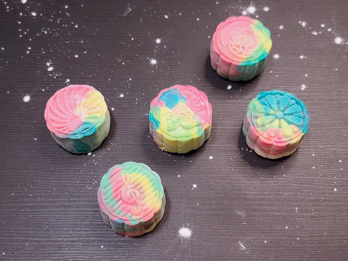 Thậm chí, có những bà nội trợ sáng tạo thêm nhiều màu sắc mở mẻ vào bánh để trông hấp dẫn hơn.