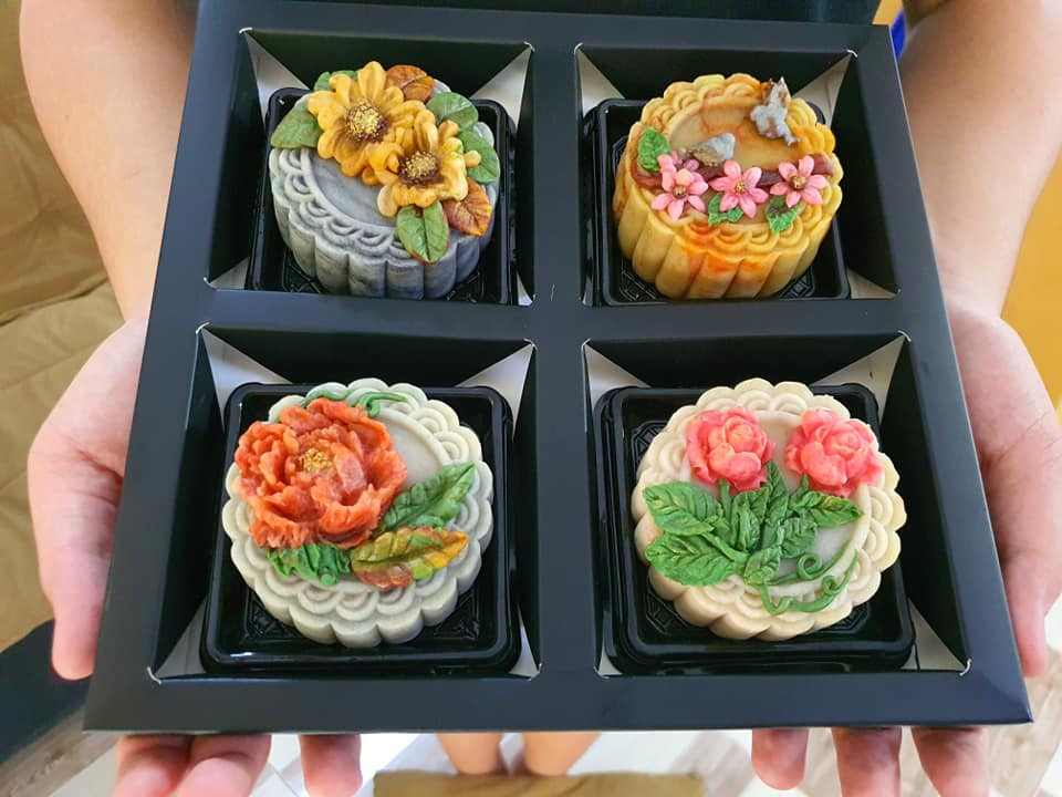 "Quá trình nướng của lần đầu bánh phải chín hoàn toàn, không decor hoa văn tràn ra thành bánh, nướng ở lần thứ 2 thì dùng giấy nến che mặt bánh, không để bánh trong lò quá lâu,..." - tài khoản này cho biết.