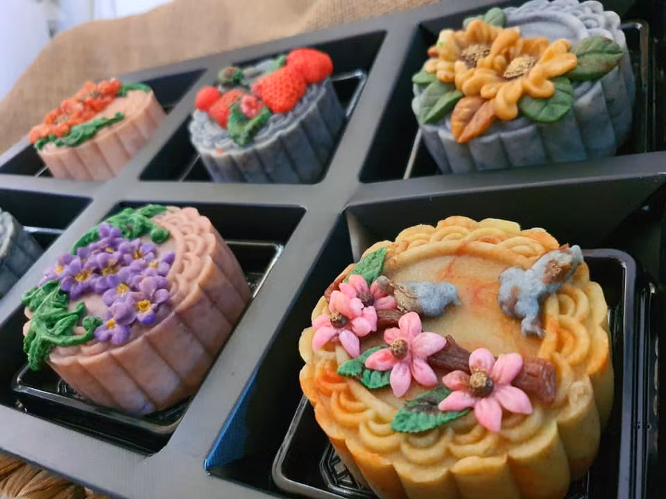 Dù không mang nét truyền thống nhưng bánh khắc hoa văn này vẫn được nhiều chị em hưởng ứng và dành lời khen ngợi.