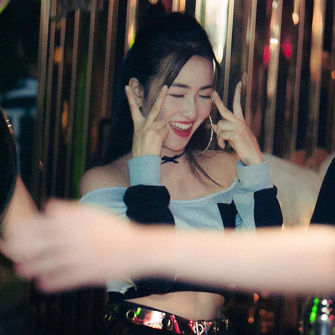 Còn Trang Moon là cái tên được mệnh danh là "nữ DJ gợi cảm nhất Việt Nam" nhờ vẻ ngoài vô cùng quyến rũ và nóng bỏng.