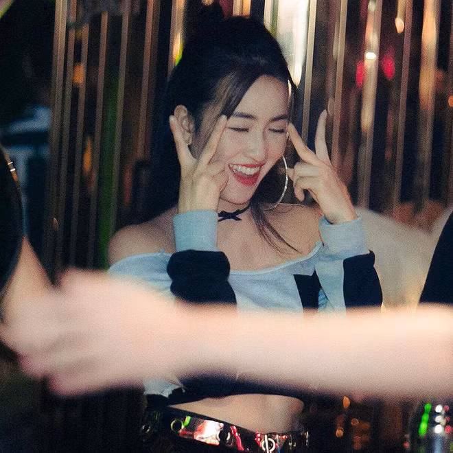 Còn Trang Moon là cái tên được mệnh danh là "nữ DJ gợi cảm nhất Việt Nam" nhờ vẻ ngoài vô cùng quyến rũ và nóng bỏng.