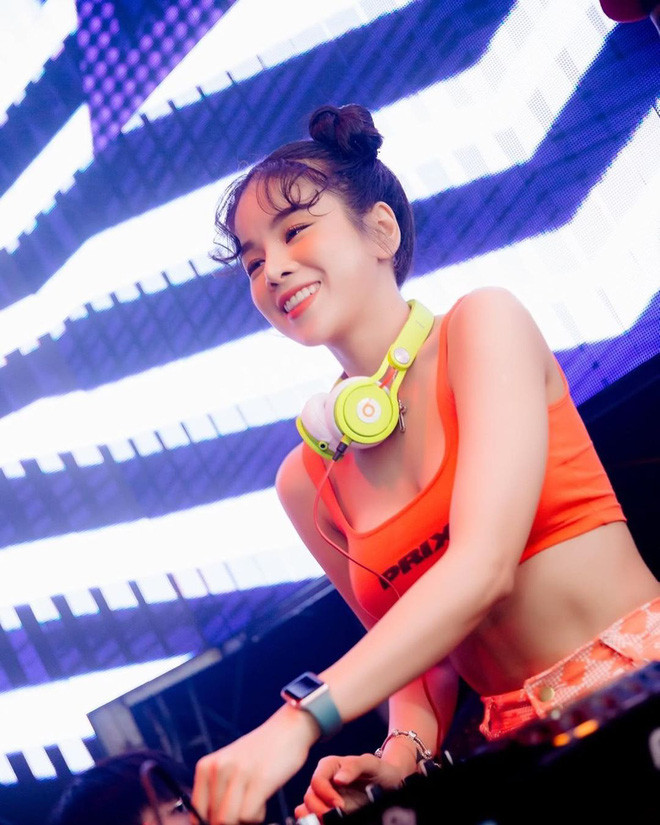 Với Mie, người ta gọi cô nàng là "búp bê DJ" hay "búp bê EDM" vì vẻ ngoài gợi cảm nhưng cũng rất xinh xắn, đáng yêu.