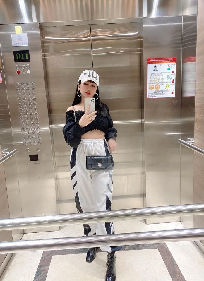 Từng là thành viên trong team của Sơn Tùng M-TP khi tham gia chương trình The Remix, Trang Moon nhận được rất nhiều sự quan tâm vì vẻ ngoài xinh đẹp, vóc dáng săn chắc, khỏe khoắn cùng gu thời trang quyến rũ.