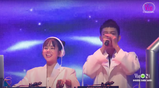 Chẳng kém cạnh gì Trang Moon, Mie cũng là một nữ DJ rất cuồng nhiệt và hết mình trên sân khấu.