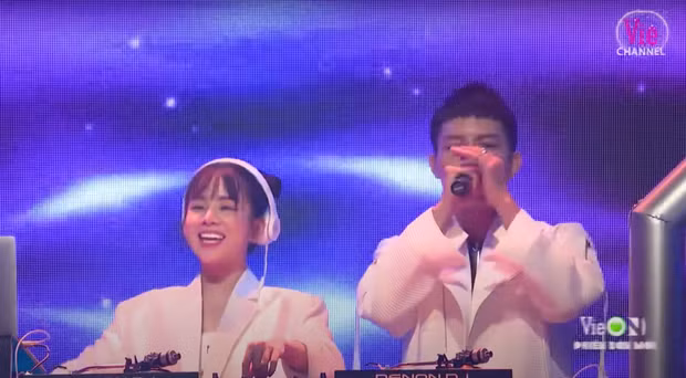 Chẳng kém cạnh gì Trang Moon, Mie cũng là một nữ DJ rất cuồng nhiệt và hết mình trên sân khấu.