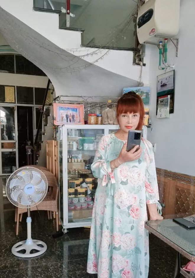 Khuôn mặt của chị vẫn méo và lệch hẳn sang một bên.