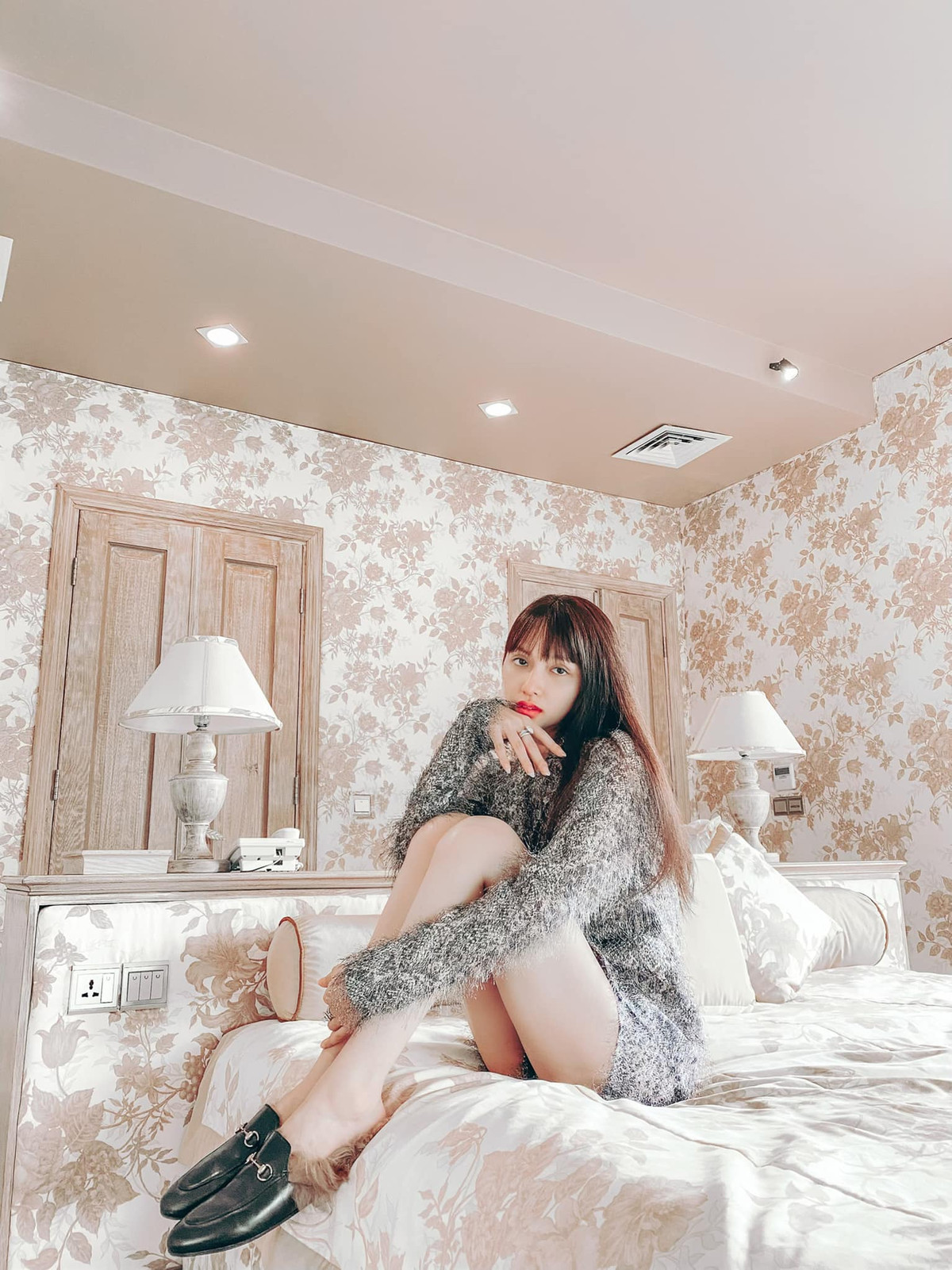 Tuy nhiên, chuyện sẽ chẳng có gì đáng nói nếu cư dân mạng không soi ra điểm kỳ lạ trong bức hình này. Cụ thể, phần từ bắp tới cổ chân của Hương Giang nếu nhìn kỹ sẽ dễ dàng nhận ra đoạn đường cong bất thường. Nhiều người cho rằng, đây là lỗi rất dễ gặp phải khi chỉnh sửa ảnh một cách quá đà. Ngoài ra, một số người còn tinh ý phát hiện, không chỉ có Hương Giang mà tất cả những người trong hình này đều đã được chỉnh sửa, do tỉ lệ cơ thể với phần chân chênh lệch nhau khá nhiều.