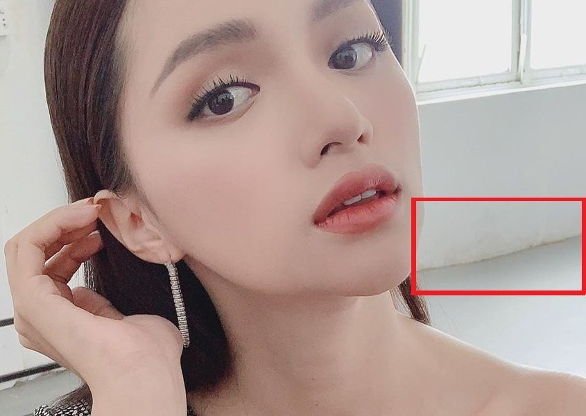 Trước đó, Hương Giang cũng từng bị “bóc mẽ” việc lạm dụng phần mềm chỉnh sửa quá đà khiến cho thân hình của nàng hậu trong một số bức hình có phần biến dạng.