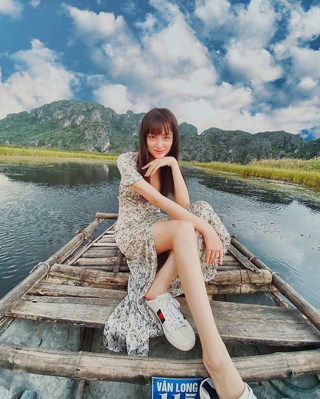 Ví dụ như trong bức ảnh gần đây, Hương Giang khéo khoe nhan sắc ngọt ngào cùng đôi chân thon dài vô cùng hút mắt. Tuy nhiên, đứng cạnh những lời khen, người đẹp bị nhận xét đôi chân có phần dùng app kéo quá đà, không hề tự nhiên.