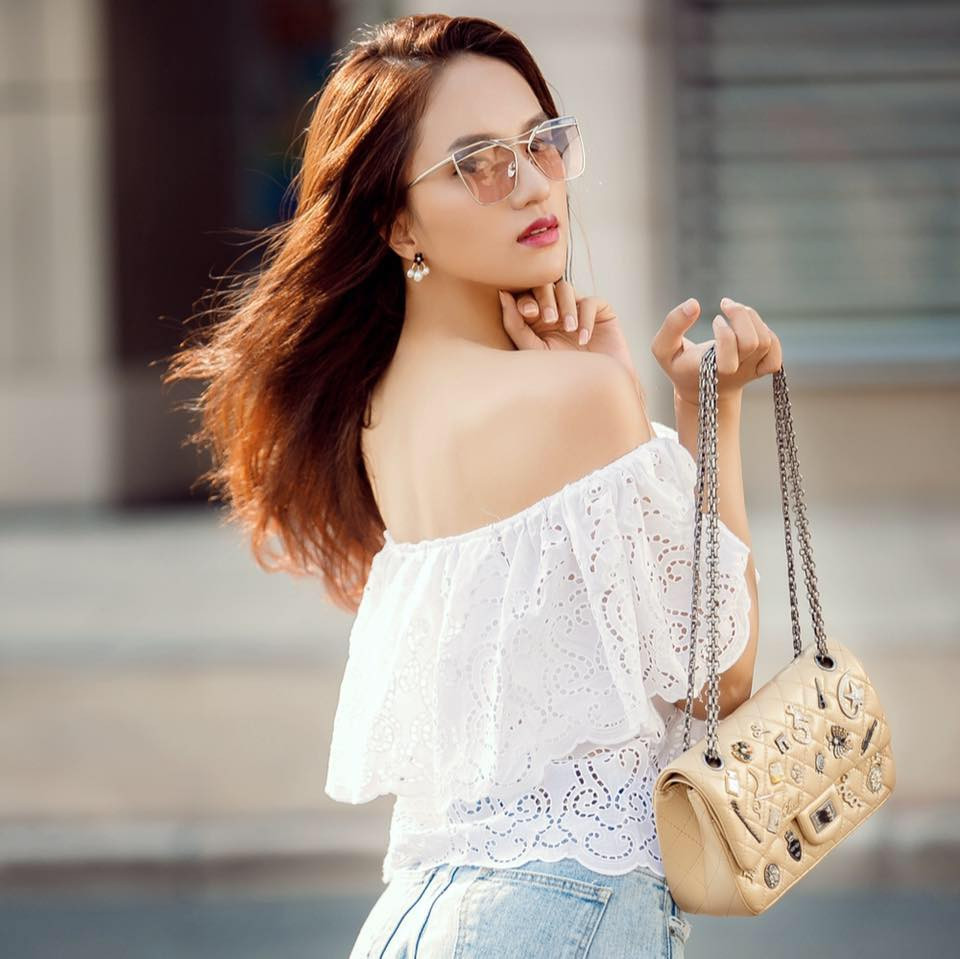 Trưởng thành trong vai trò ca sĩ nhưng Hương Giang lại tạo được tiếng vang lớn khi ghi danh đăng quang tại cuộc thi Hoa hậu chuyển giới quốc tế 2018.