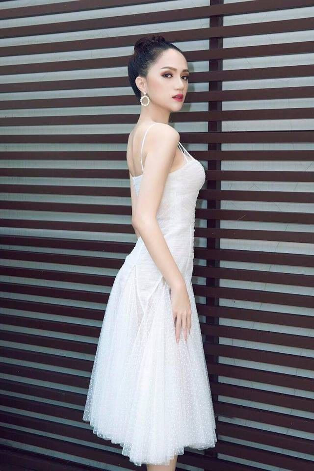 Được biết, Hương Giang (tên thật là Nguyễn Ngọc Hiếu) sinh năm 1991 tại Hà Nội, sau khi tham chương trình “Vienam idol” năm 2012, Hương Giang được người hâm mộ biết tới với tên gọi Hương Giang Idol.