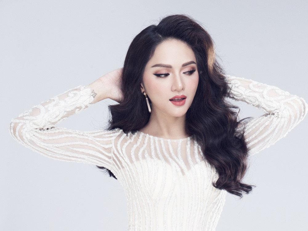 Trước đó, Hương Giang Idol từng nhiều lần bị fan 'bóc mẽ' chuyện photoshop quá đà như việc kéo chân dài bất thường, hay chỉnh sửa gương mặt nhiều đến mức méo cả tường phía sau.