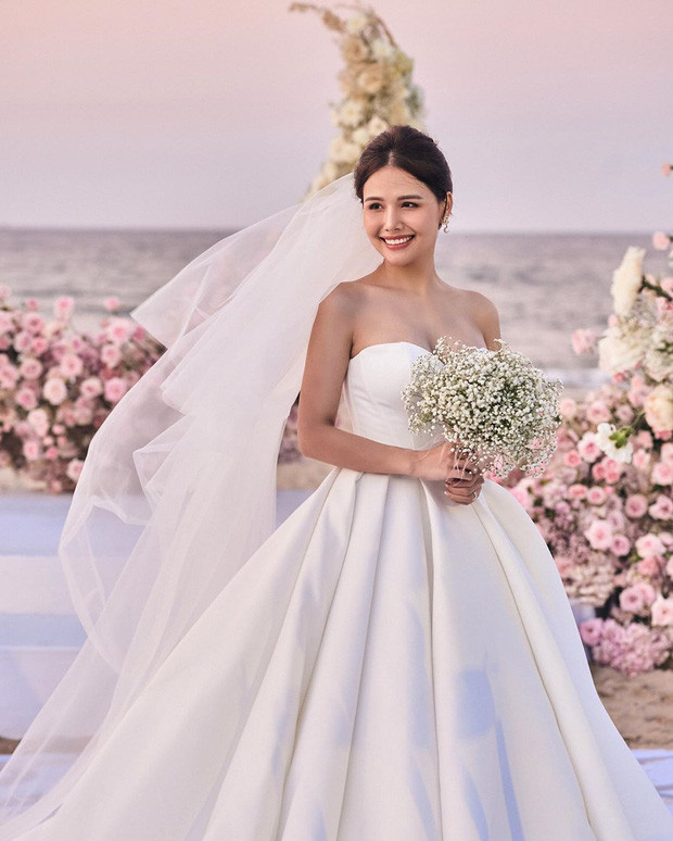 Không khác gì Xoài Non, nữ diễn viên này đã gây ấn tượng mạnh khi mặc váy cưới lộng lẫy trong ngày trọng đại diễn ra thời gian qua.
