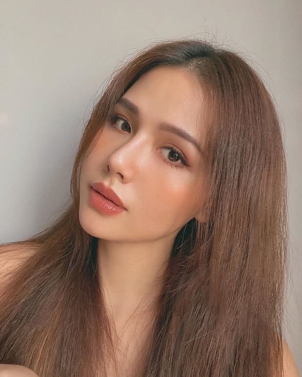 Dù cách biệt nhau đến cả một giáp, nhưng theo lời cư dân mạng, cả hai ngoài chuyện vô tình có một tấm ảnh trông giống nhau, thì đường tình duyên cũng xem là có nhiều điểm trùng khớp.