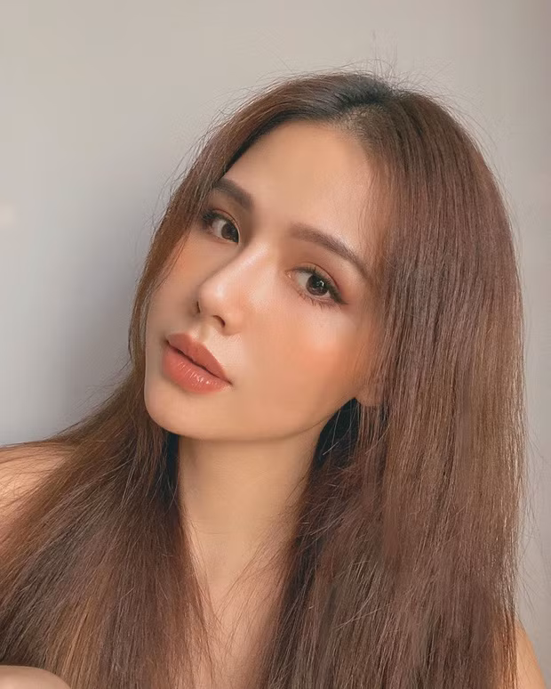 Dù cách biệt nhau đến cả một giáp, nhưng theo lời cư dân mạng, cả hai ngoài chuyện vô tình có một tấm ảnh trông giống nhau, thì đường tình duyên cũng xem là có nhiều điểm trùng khớp.