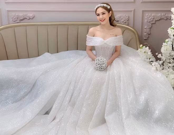 Kể cả khoảnh khắc mặc váy cưới nàng hot girl này vẫn cực kỳ quyến rũ, xinh đẹp.