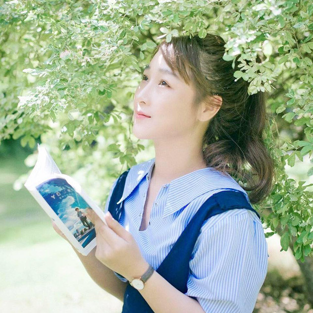 Tường Vi từng đảm nhận vai nữ chính có cá tính nổi loạn trong series phim sitcom “Sửu Nhi”, hay góp mặt trong sitcom “Phim cấp 3″…