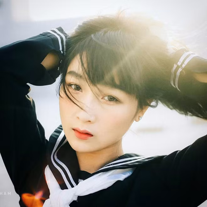 Sở hữu vóc dáng nhỏ nhắn, theo đuổi style dễ thương nên Tường Vi trẻ trung hơn tuổi rất nhiều. Mời quý độc giả đón xem thêm video: Hái ra tiền nhờ danh xưng hot girl - Nguồn: KÊNH VTC1