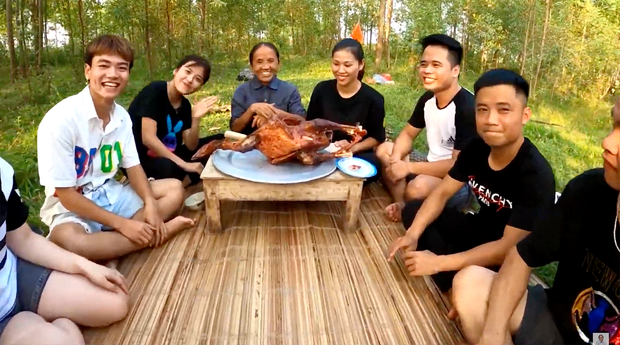 Hiện tại, dân tình vẫn bàn luận không ngớt về câu chuyện vệ sinh an toàn thực phẩm trong các clip của bà Tân.