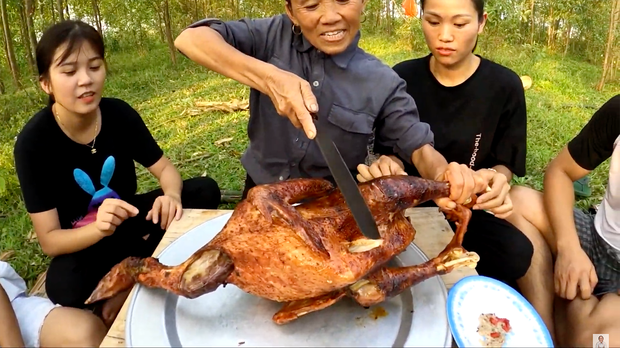 Giữa không gian mát mẻ, lại rất nhiều cây cối xung quanh, bà Tân cùng các cháu vừa ăn gà tây nướng vừa trò chuyện.