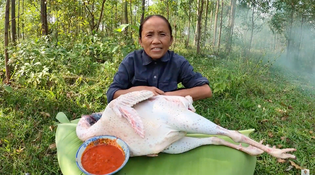 Trong video mới nhất, Youtuber 53 tuổi này đã làm món gà tây khổng lồ nướng siêu cay, bà Tân thay đổi địa điểm thực hiện đến một nơi mà bà gọi là khu du lịch siêu to khổng lồ.