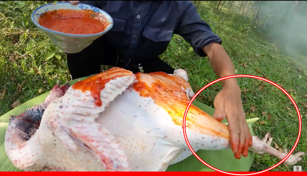 Dù vậy, bà không quên rửa sạch tay và giải thích trong clip: "Các cháu ơi, hôm nay bà ra khu du lịch này bà quên không mang găng tay các cháu ạ. Thì bà cũng rửa tay sạch rồi các cháu ạ".