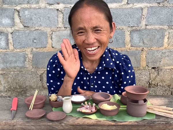 Tuy nhiên dạo gần đây, Bà Tân Vlog luôn bị cư dân mạng lên tiếng gay gắt khi liên tục sử dụng tay trần làm đồ ăn rất mất vệ sinh.