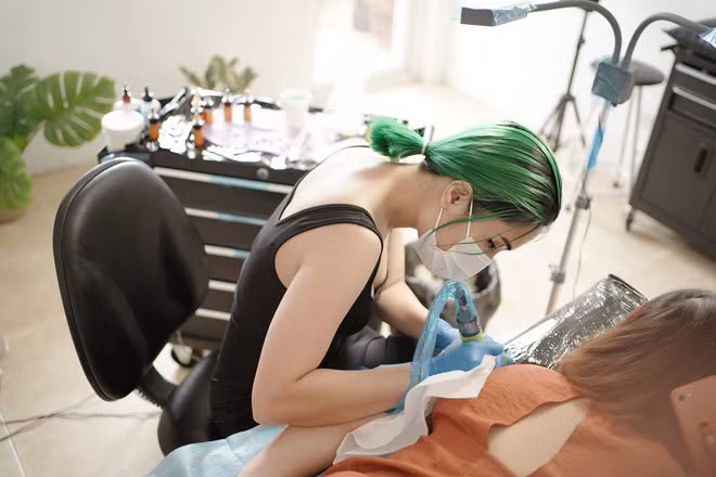 Khi nữ thí sinh Olympia được nhiều người ngưỡng mộ thời đó quyết định theo đuổi nghề xăm, đã có không ít người có cái nhìn không tốt về nó bởi thợ xăm vốn là một công việc chẳng hề liên quan đến học vấn.