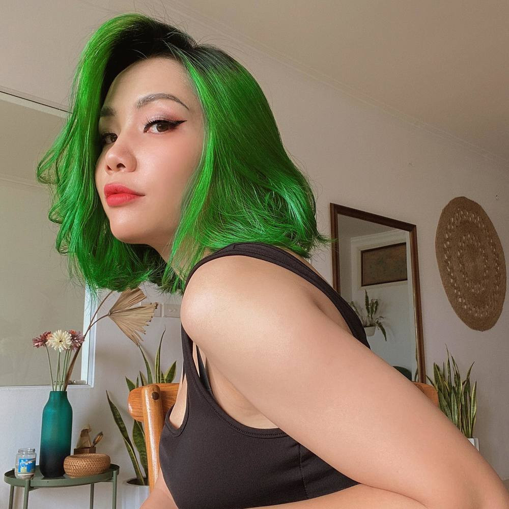 Trong quá trình đi làm hành chính, được biết Nga đã học thêm bằng thiết kế. Đây cũng là lúc cô bén duyên với nghề xăm khi vô tình quen nhiều người bạn làm nghệ thuật.