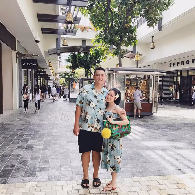 Được biết Fabo Nguyễn và Vân Tiny quen nhau nhờ "bà mối" Facebook. Trong khi chàng là con trai ông trùm điện tử Sài Gòn thì nàng là hot girl đình đám MXH.