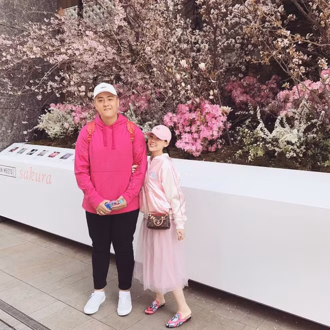 Theo anh chia sẻ, vợ của anh là một hot girl nổi tiếng với ngoại hình xinh đẹp, quyến rũ khá quen thuộc với giới trẻ Sài thành. Cô nàng có tên là Nguyễn Hải Vân, thường được gọi là Vân Tiny.