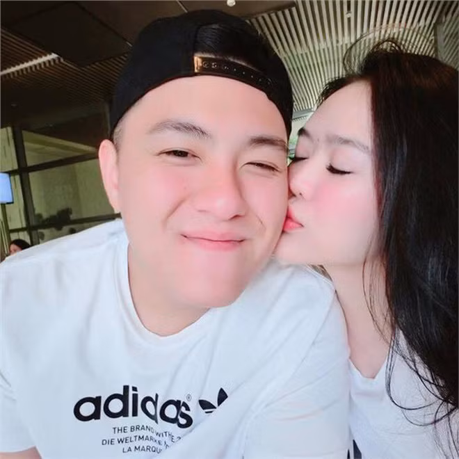 Dù không rõ chiều cao của Vân Tiny là bao nhiêu nhưng đứng với Fabo Nguyễn, cô nàng còn chưa đến vai chồng.