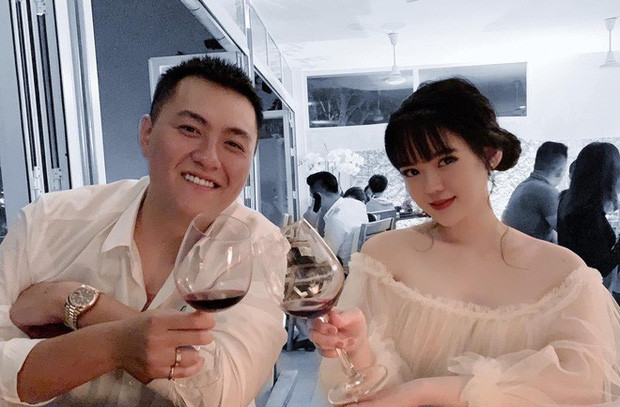 Đám cưới cổ tích của họ từng thu hút sự chú ý khi tổ chức theo phong cách vô cùng lộng lẫy, cầu kỳ tại một nhà hàng sang trọng của Sài Gòn.