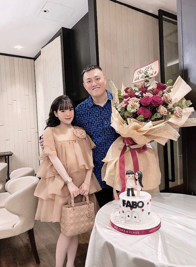 Kết hôn gần 5 năm nhưng cuộc sống của đôi vợ trẻ vẫn rất ngọt ngào, họ luôn dành cho nhau những cử chỉ lãng mạn, niềm vui bất ngờ khiến dân mạng trầm trồ, ngưỡng mộ.