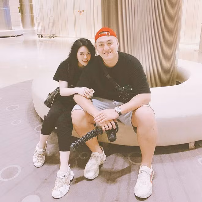 Sở dĩ Fabo Nguyễn - Vân Tiny được gọi là "cặp đôi đũa lệch" là vì vóc dáng của cả hai quá chênh lệch. Nếu anh chàng là nam nhân sở hữu chiều cao 1m91, cùng bề ngang cũng không phải dạng vừa thì nàng lại là "nấm lùn" vóc dáng nhỏ nhắn, đáng yêu.