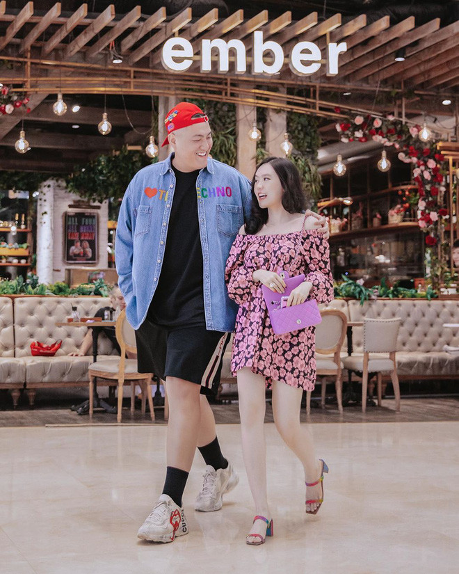 Điều khiến ai cũng ngưỡng mộ chính là độ chiều vợ của Fabo Nguyễn như tỉnh dậy giữa đêm nếu con có o oe động đậy gì, đăng kí học một khoá học online nhằm có thêm kinh nghiệm chăm con, hay đội mưa chạy xe máy đuổi theo taxi chở vợ,...