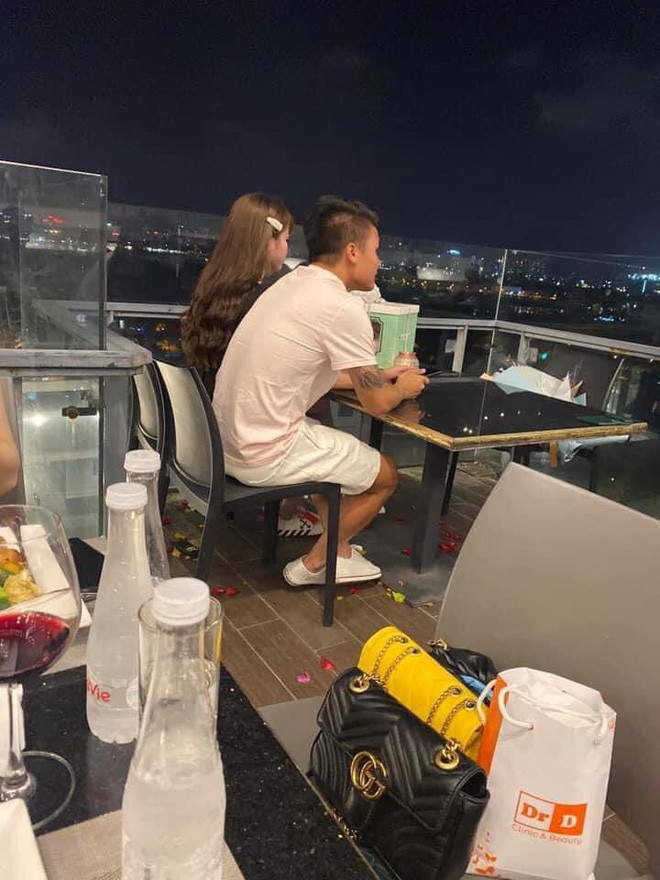 Trong ảnh, Quang Hải diện áo phông màu hồng nhạt, quần trắng, giày cũng trắng, đối lập hẳn với bộ đồ màu đen của bạn gái.