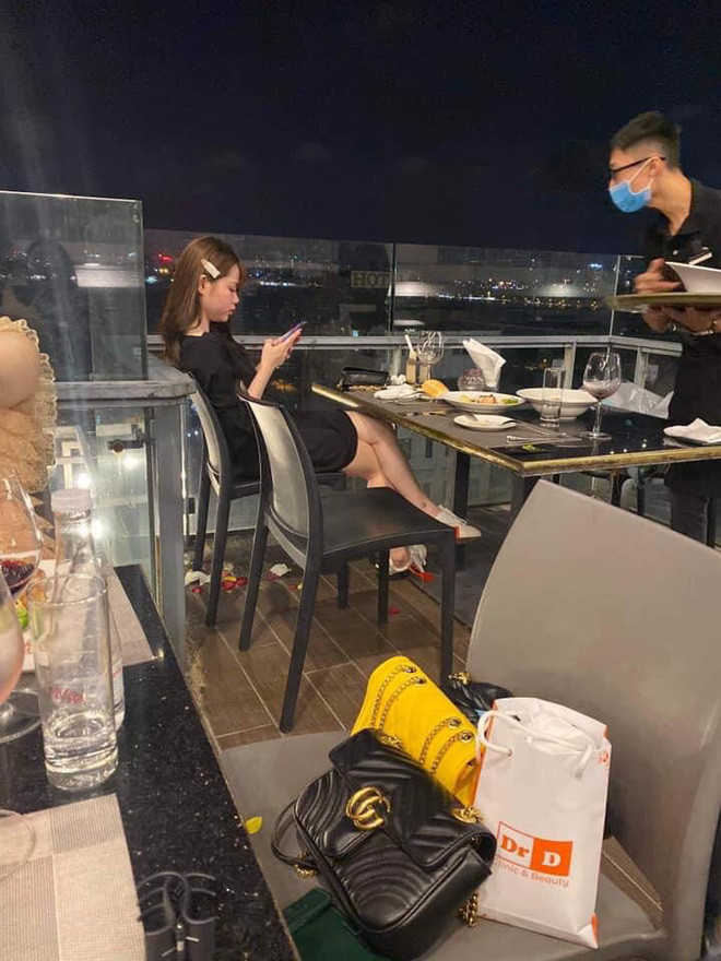 Bạn gái Quang Hải sau đó đã trả lời "do Covid chia rẽ cô trò mất tiêu" như 1 lời xác nhận.